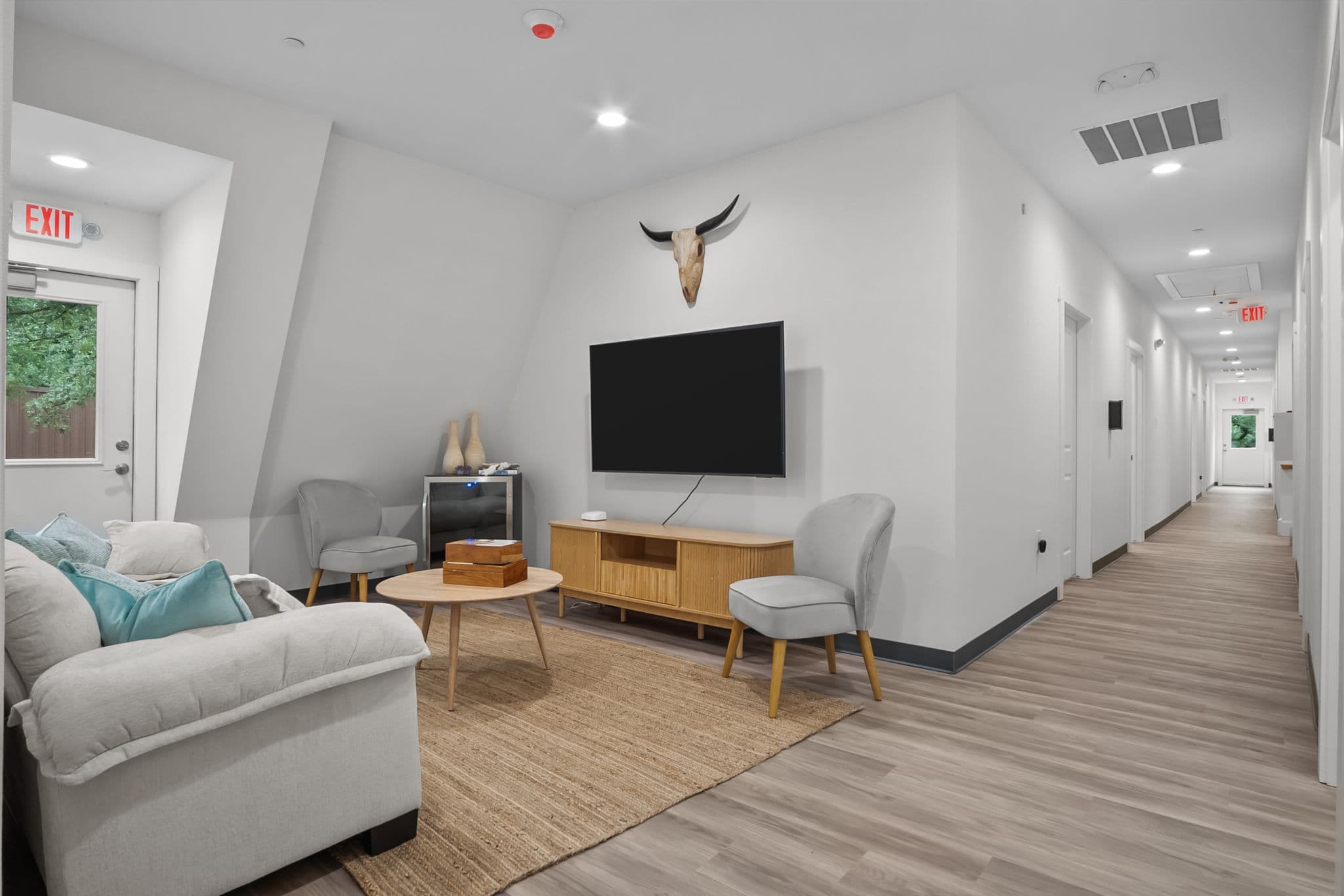 Lounge with Texas longhorn artwork and seating